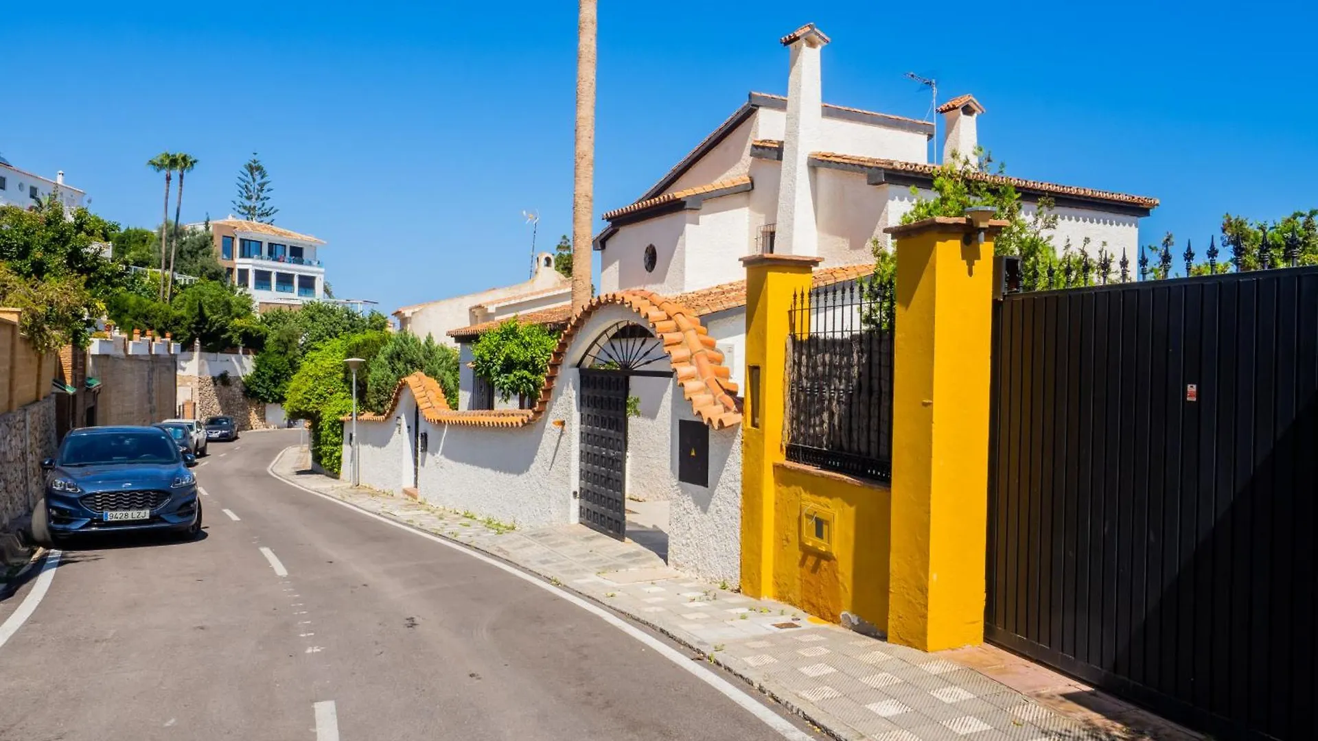 Cubo'S Beach Front Villa Benalmadena