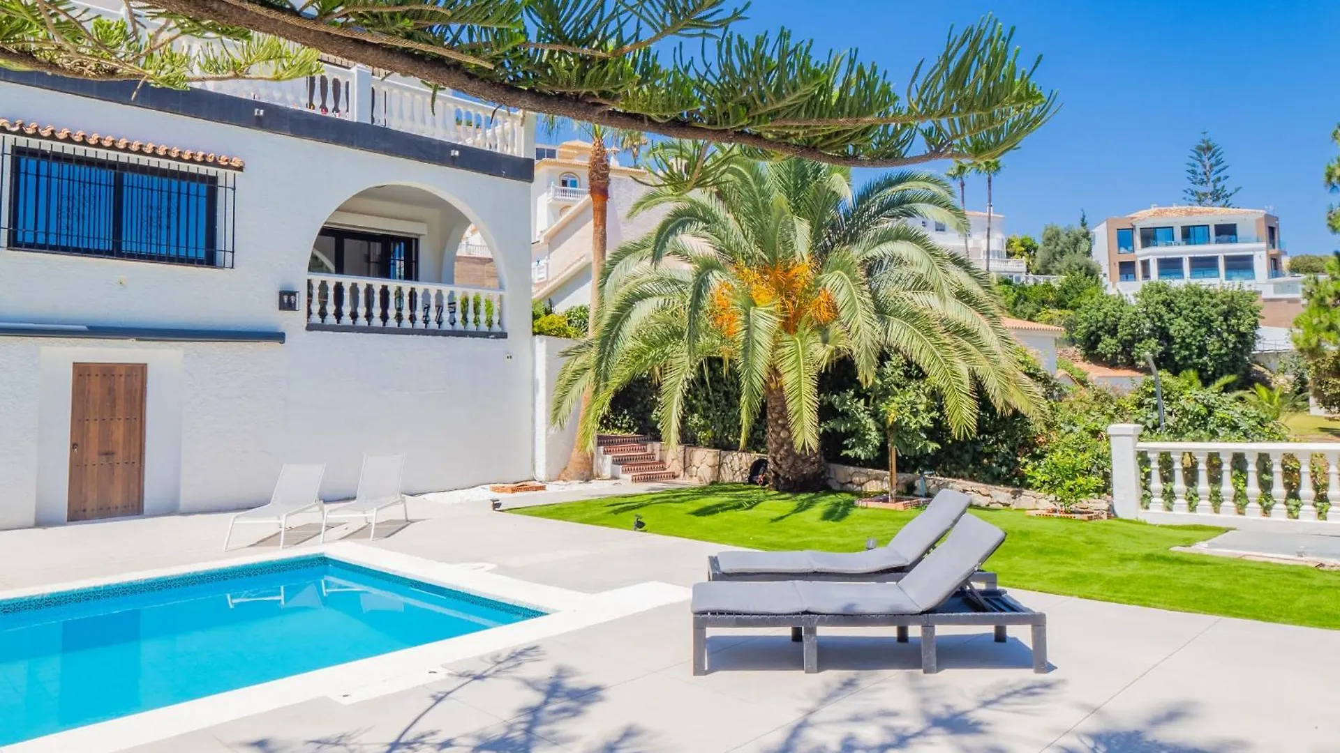 Cubo'S Beach Front Villa Benalmadena